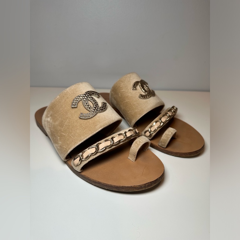 CHANEL
Beige Velvet CC Chain Flat Sandals Size 38C
